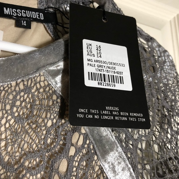 A symmetrical dress - Picture 2 of 8